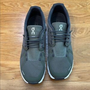 On Running Green Athletic Shoes with Cloud Te